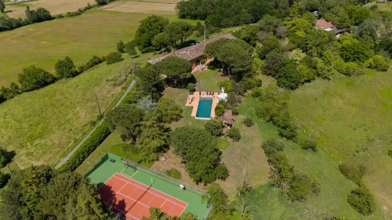 Tarifs pour privatiser un domaine avec hébergements tout confort, spa, terrain sport et cuisine extérieure