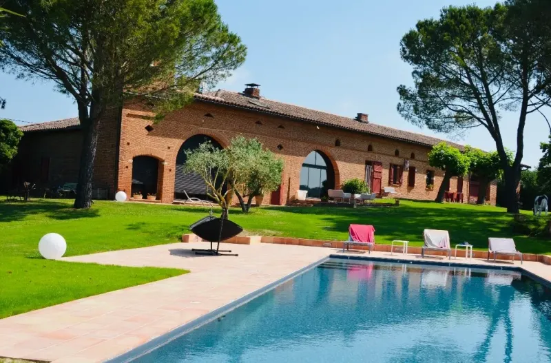 Réserver un gîte de luxe pour anniversaire familial proche de Carcassonne avec piscine, sauna, barbecue et hébergement pour 15 personnes