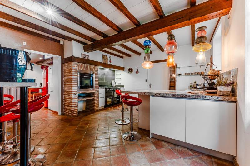 Location de lieu haut de gamme pour évènements avec chef cuisinier, ménage quotidien et salle de cinéma